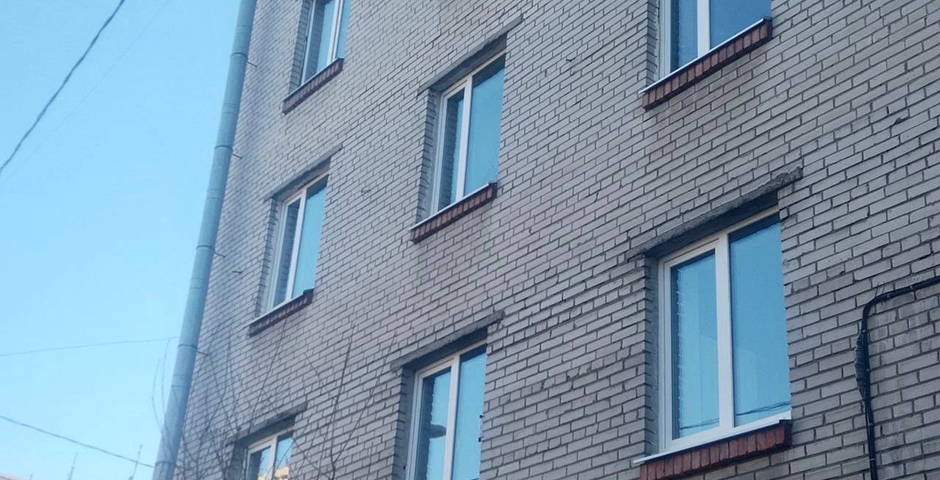 В квартиры петербуржцев, пострадавших при атаке дрона, вставили стекла