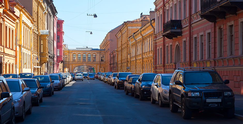 В Петербурге появятся штрафы за парковку на эксплуатационной маркировке во дворах
