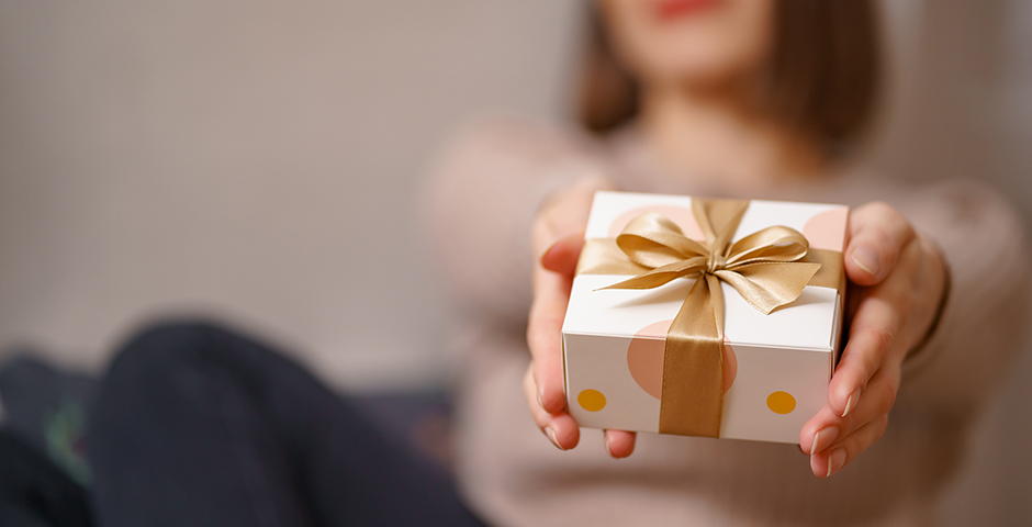 Исследование: самые дорогие подарки на 23 февраля дарят мужчины