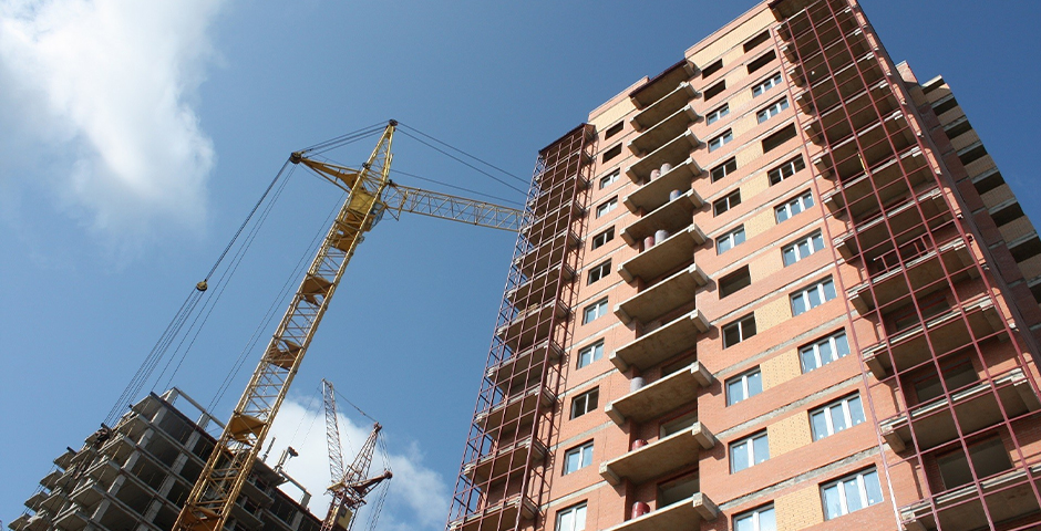 Число сделок с жильем в России упало на 65%