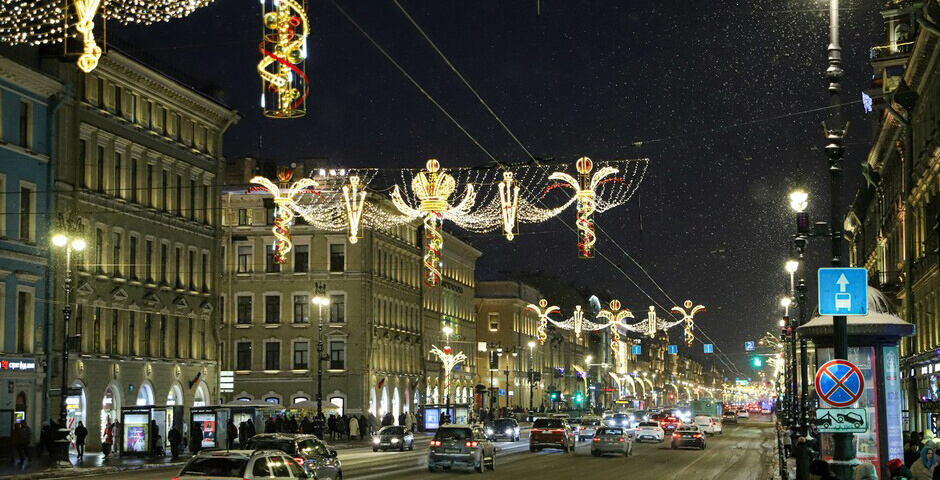 В центре Петербурга засияла новогодняя подсветка