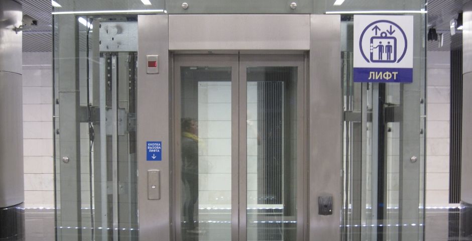 До конца года в домах петербуржцев заменят 1000 лифтов