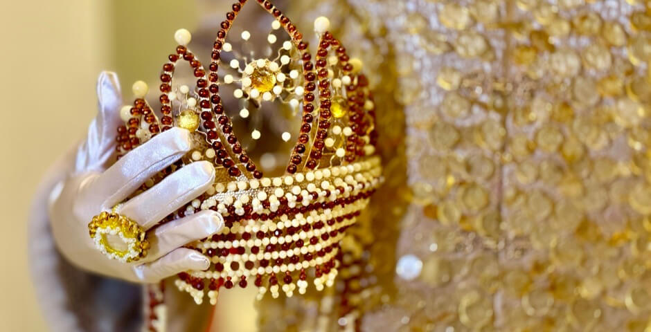 Русские мастера создали кокошник, в котором более тысячи элементов янтаря