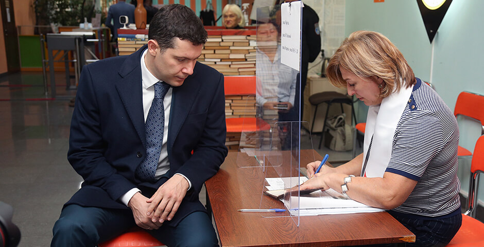Алиханов проголосовал на выборах губернатора Калининградской области