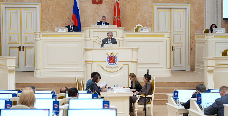 Петербургский парламент поддержал повышение выплат молодым сотрудникам госучреждений