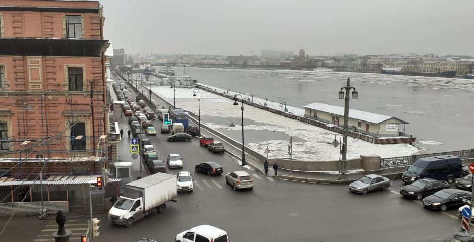 Коллапс на Английской набережной Петербурга: автомобили едут по встречке
