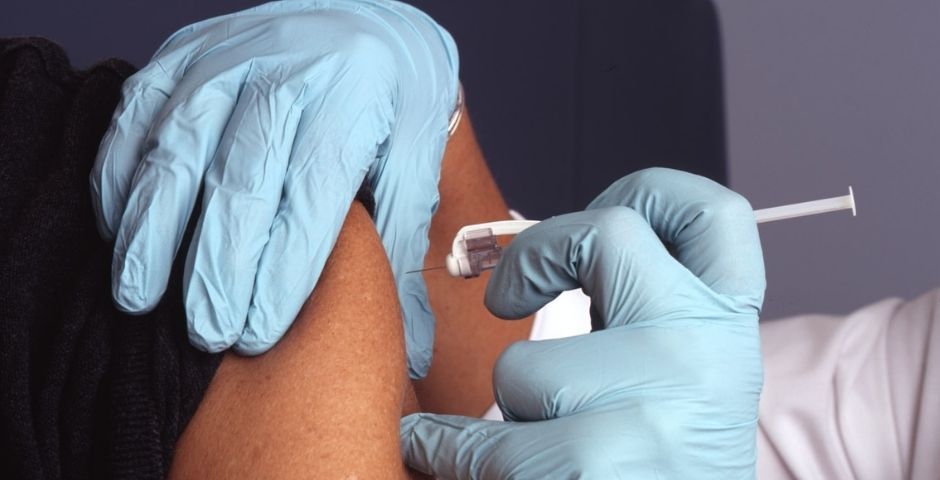 Эксперты назвали сроки начала массовой вакцинации россиян