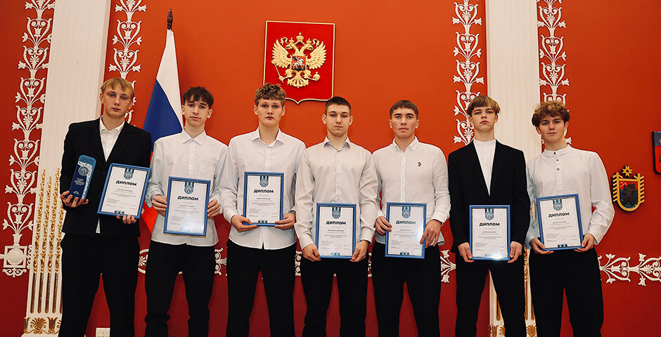 Игорь Руденя наградил лучших футболистов, судей и спортшколы сезона