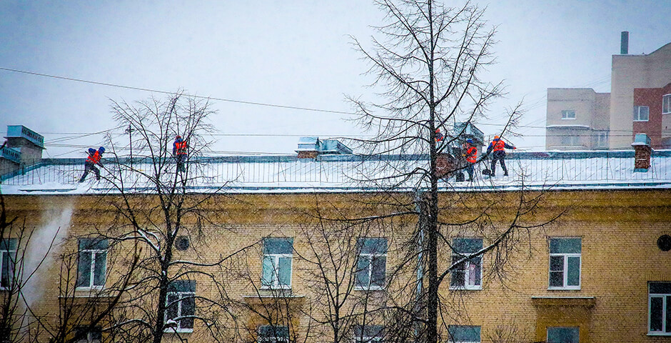 В Петербурге подсчитали дома, которые убирали от снега с нарушениями