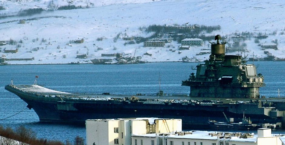 Пожар на крейсере «Адмирал Кузнецов»: растет и площадь возгорания, и число пострадавших
