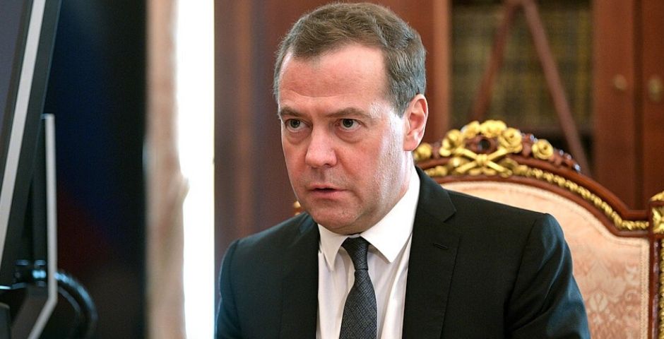 Медведев: коронавирус нанес по экономике России тройной удар