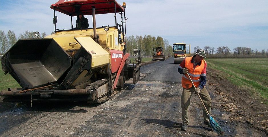 На строительство и ремонт дорог в Псковской области потратят 2,4 млрд рублей