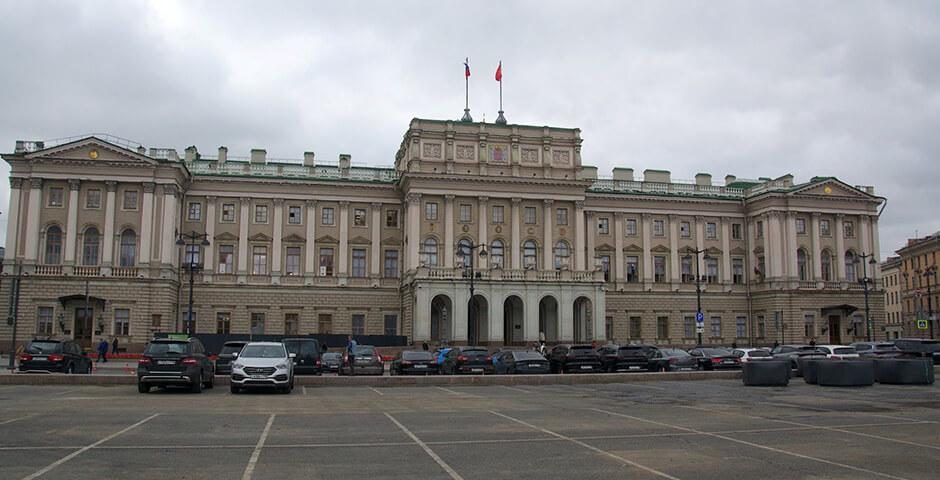 Доходы от новых тарифов на парковку в Петербурге могут направить на обновление общественного транспорта