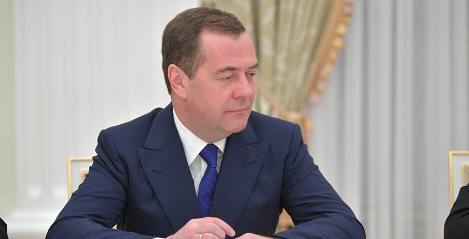 Медведев в Петербурге осмотрел боевые беспилотники