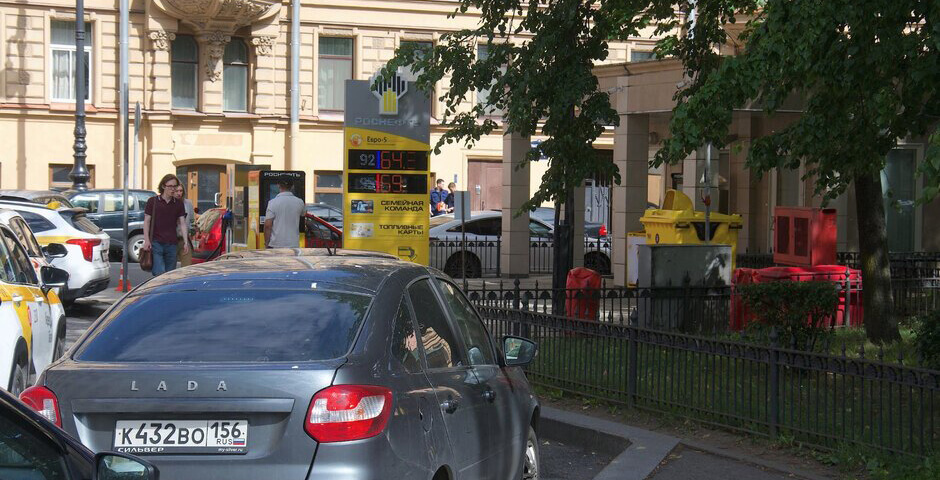 Петростат проинформировал о росте цен на бензин в Петербурге и Ленобласти
