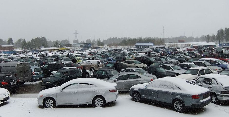 Продажи автомобилей в Петербурге упали на 4%, на рынке впервые за 3 года сменился лидер