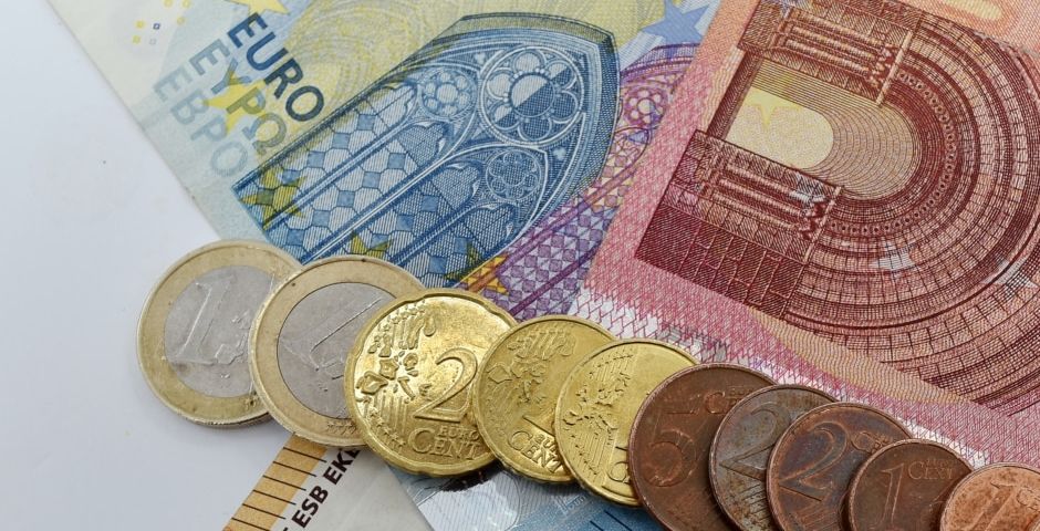 Банки начали вводить комиссии за ведение счетов в евро