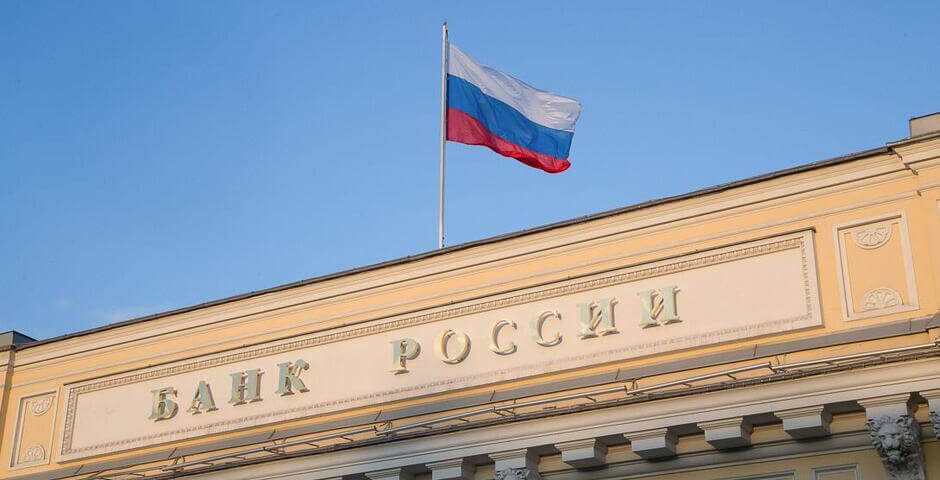 Банковских карт больше, объем операций по ним — меньше