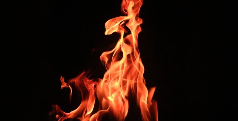 Два человека погибли в пожаре в новгородской деревне