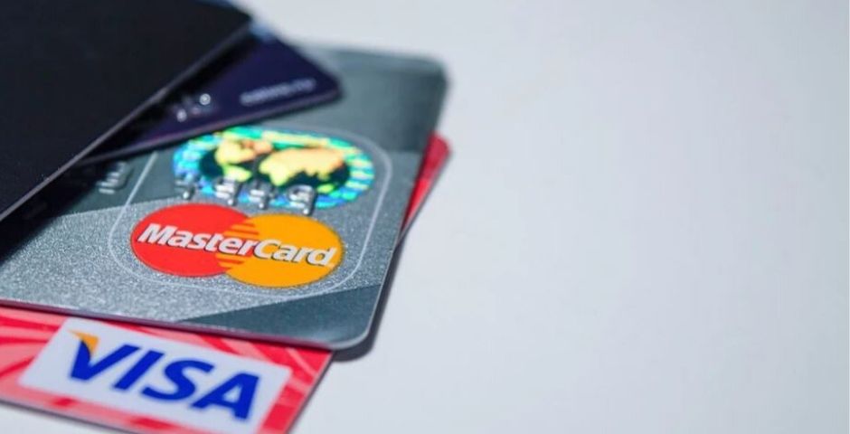 Выпуск банковских карт могут сделать платным
