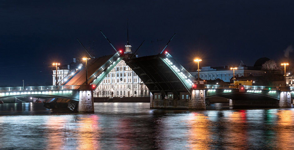 В Петербурге официально завершился период навигации для разводных мостов