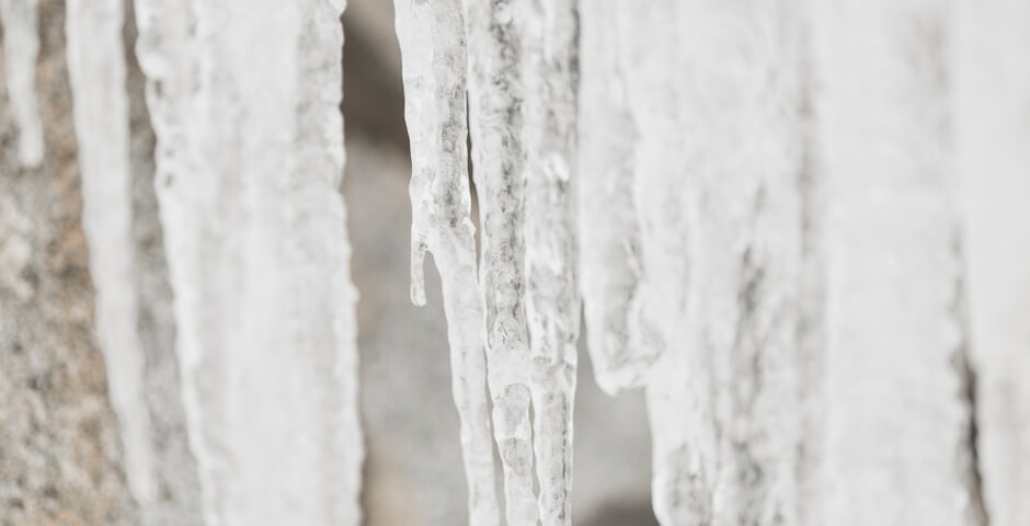В Петербурге завели «уголовку» после падения льда на девушку в центре города