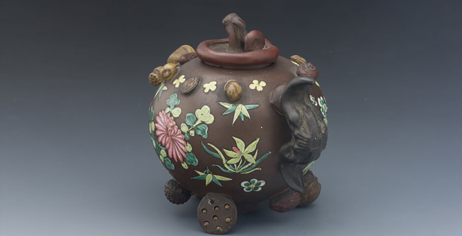 В Эрмитаже показали чайники XVII века из исинской глины