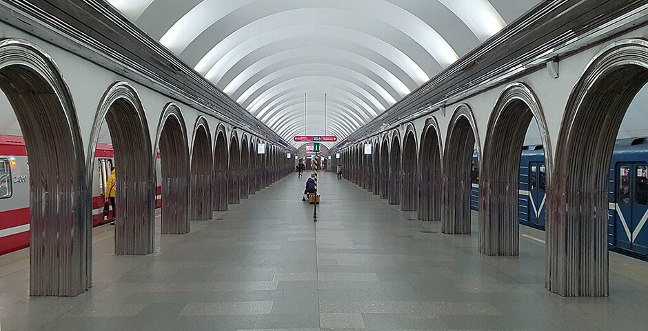 В метро Петербурга маленькому ребенку зажало руку на эскалаторе
