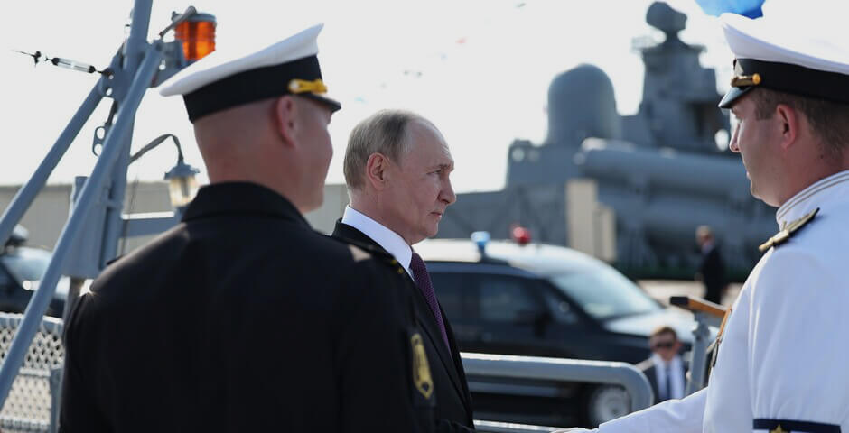Путин: Россия продолжит повышать уровень боевой подготовки ВМФ