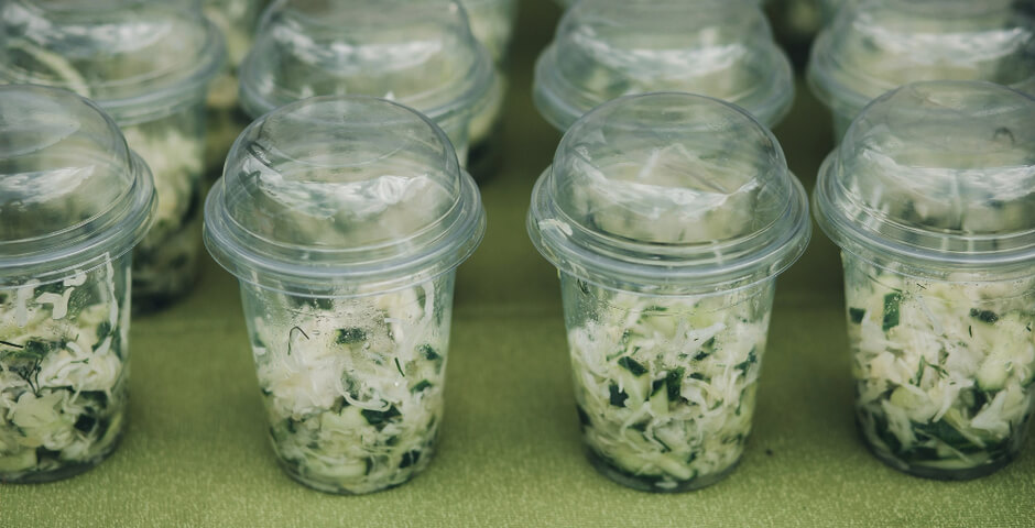 Парламентарии подготавливают запрет на приготовление выпечки и салатов в российских магазинах