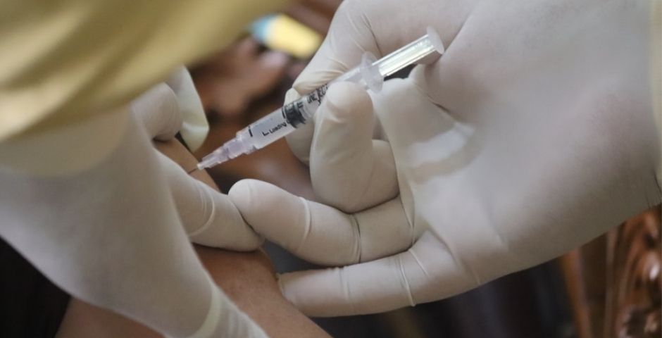 Для пожилых россиян ввели новые правила вакцинации от коронавируса