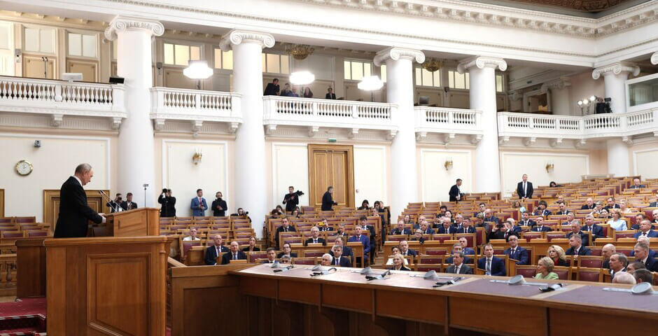 Путин, выступая в Петербурге, разрешил регионам отложить погашение долгов по кредитам