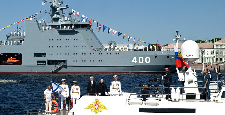 СМИ: в Петербурге отказались от парада в день ВМФ России