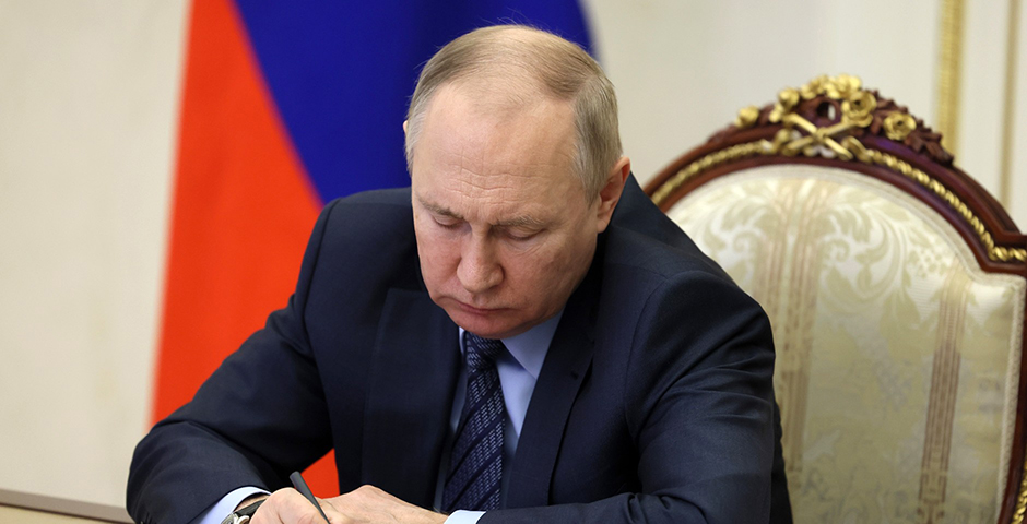 Путин поручил проиндексировать зарплаты бюджетников