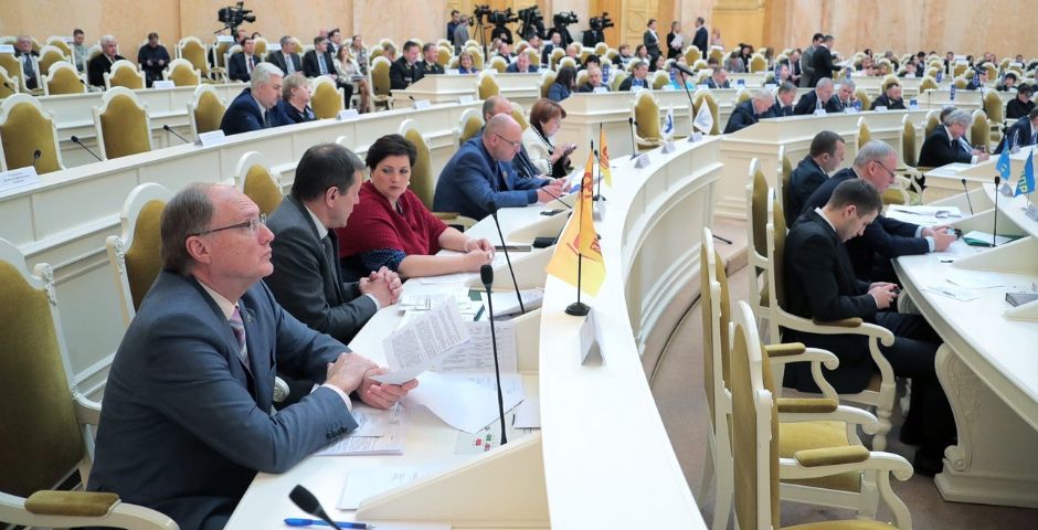Петербургские депутаты поддержали Путина: Конституцию в ЗакСе назвали зеркалом народа, а Россию — последней надеждой Бога
