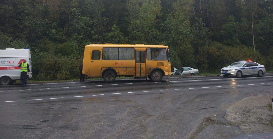 Под Петербургом в ДТП со школьным автобусом пострадали дети