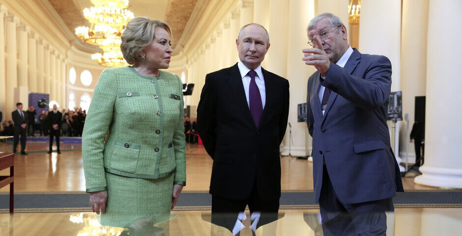 Путин посетил выставку к 120-летию российского парламента в Петербурге