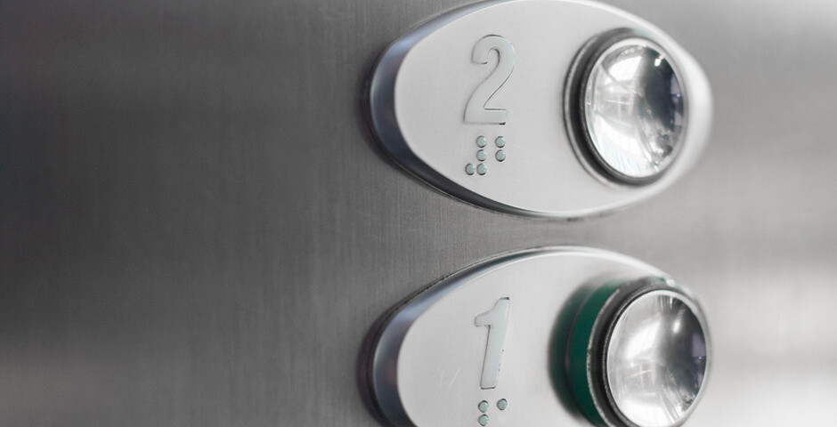 В Петербурге мать с ребенком пострадали при аварии с лифтом