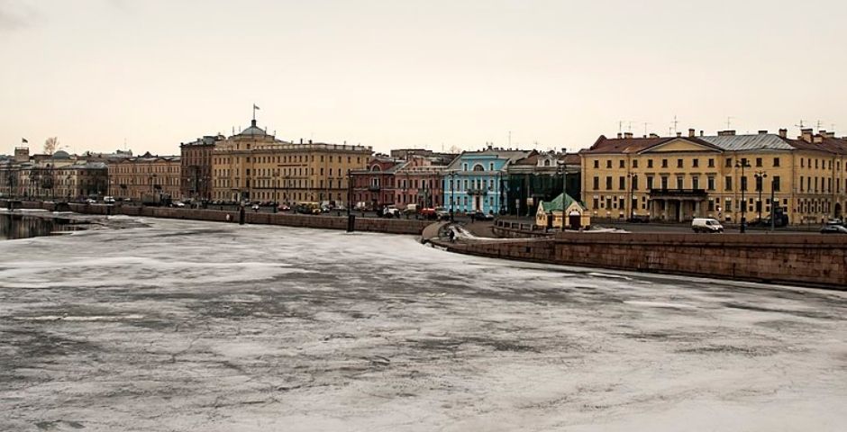 Власти пока не планируют снимать ограничения в Петербурге