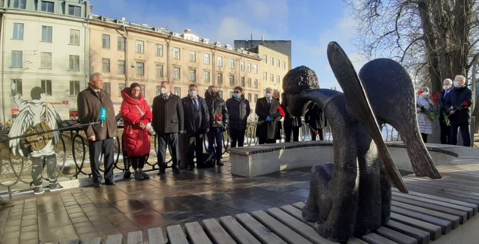 В Петербурге появился памятник погибшим медикам