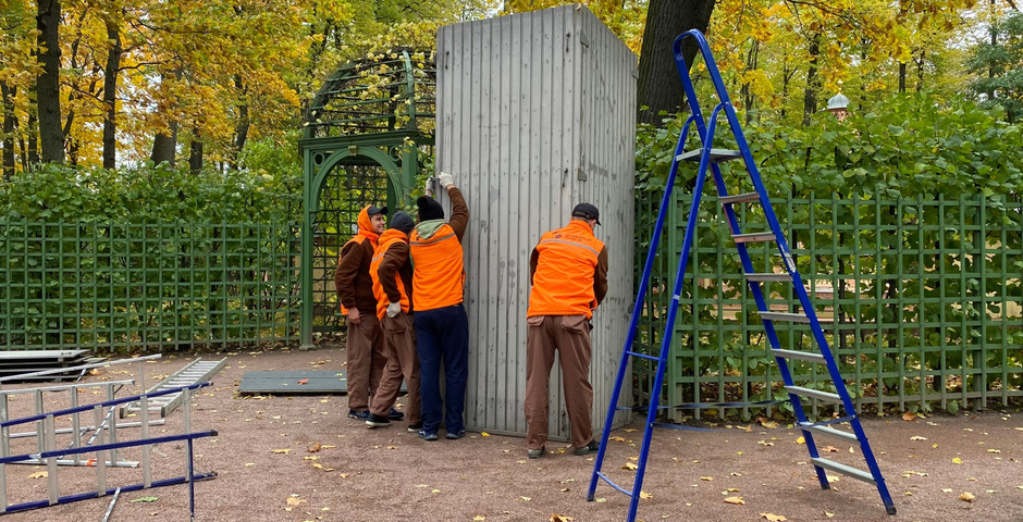 В петербургском Летнем саду к зиме начали утеплять скульптуры