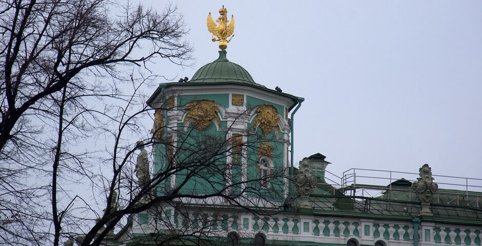 Посетитель Эрмитажа сел на трон императора и оказался в суде