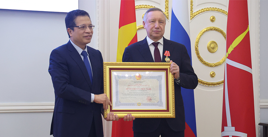 Беглову вручили высшую государственную награду Вьетнама для иностранцев