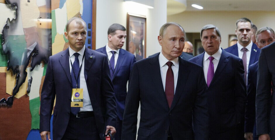 Ушаков: контакты РФ и США по Украине продолжаются