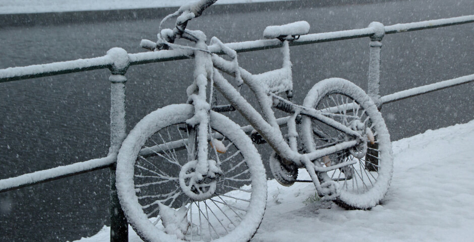 Петербургский парламентарий возмутился условиями работы курьеров зимой