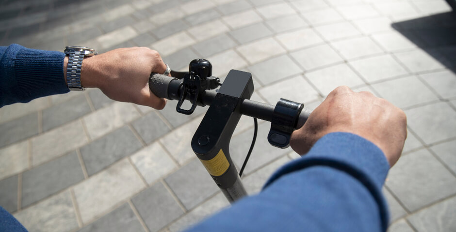 Путин поручил ограничить езду по тротуарам для электровелосипедов