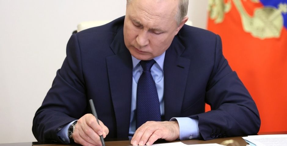 Владимир Путин отменил указ Ельцина
