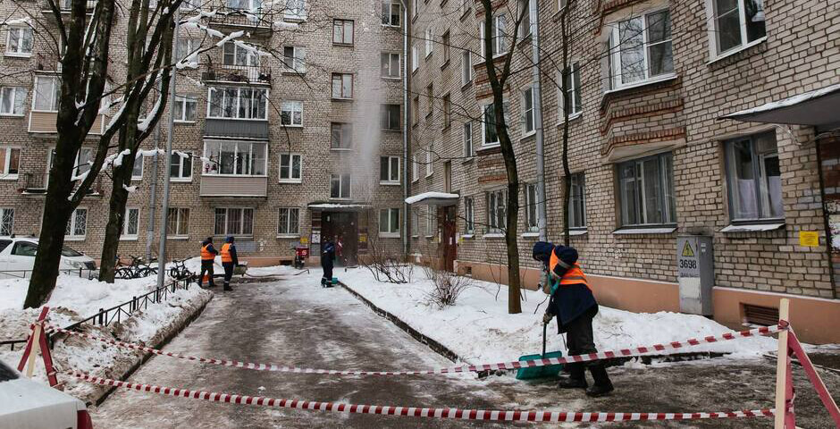 В кучах соли на дорогах Петербурга обвинили горожан