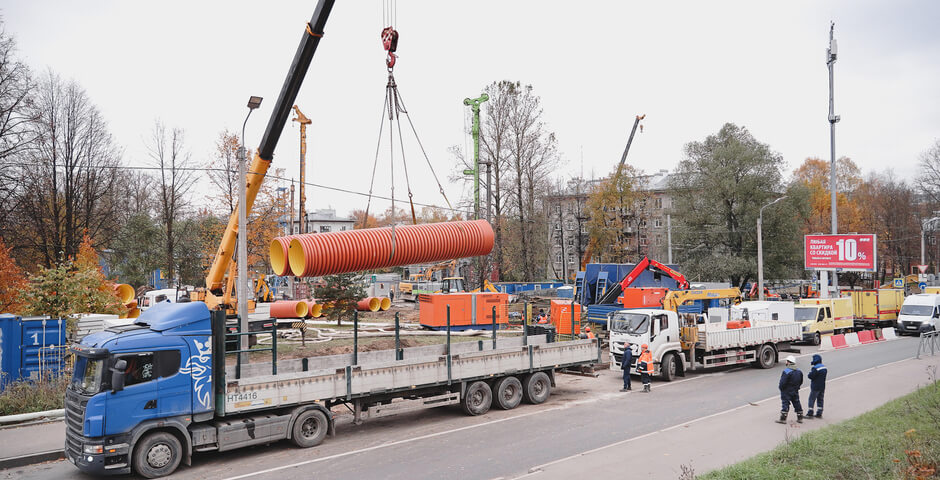 В Петербурге продолжаются работы по ликвидации провала на улице Харченко, жители переселяются в гостиницы