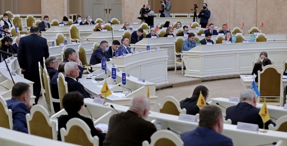 СМИ узнали, что в парламенте Петербурга начались массовые сокращения